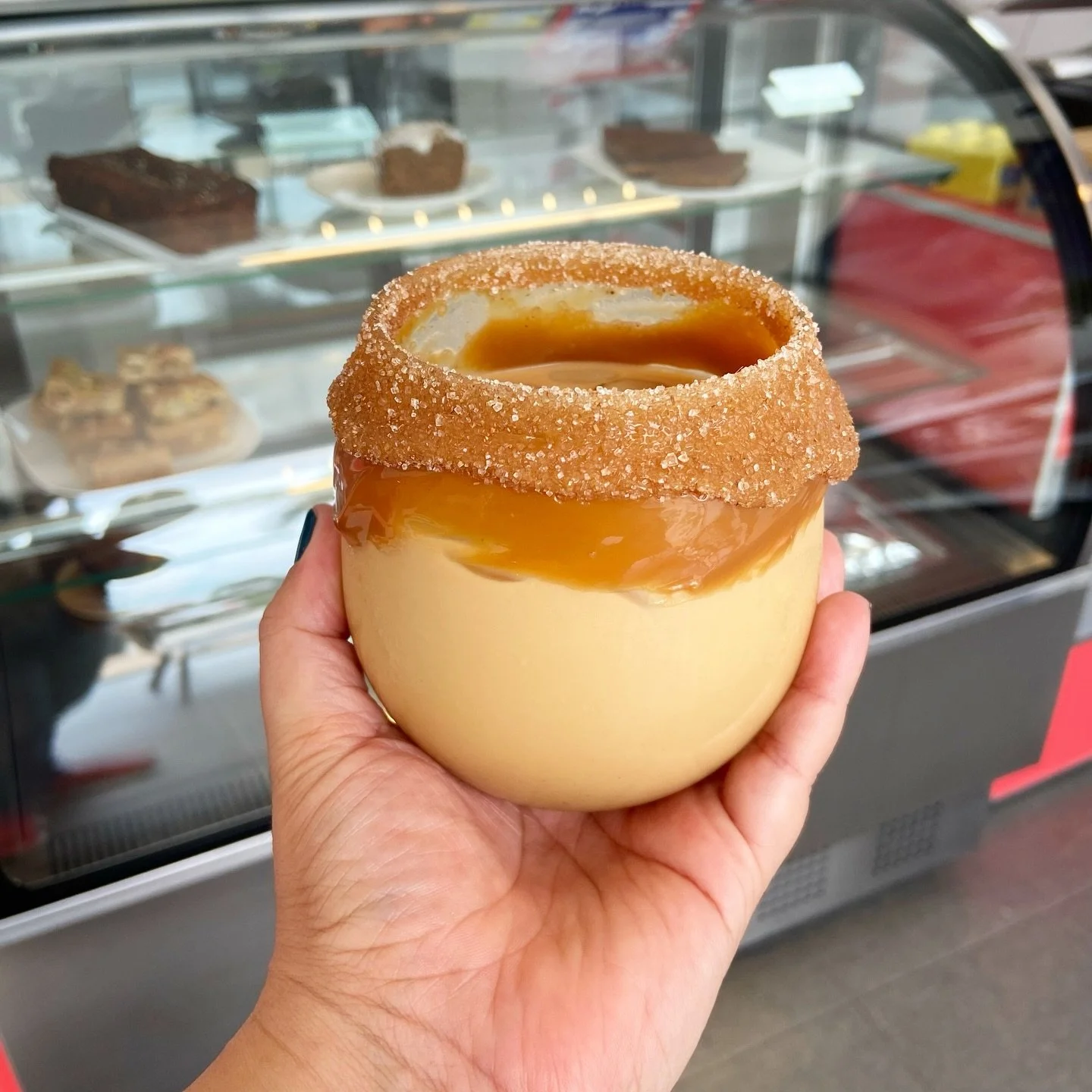 🤎Churro Iced Latte 🤎

Nuestro Latte m&aacute;s iconic! Inspirado en nuestro churro croissant 🥐 

Espresso doble, DDL (Dulce de leche), hielo, leche y rim con DDL y churro dust 

Hace tiempo que no lo ponemos y ustedes lo aman! Ven por uno hoy 😉

