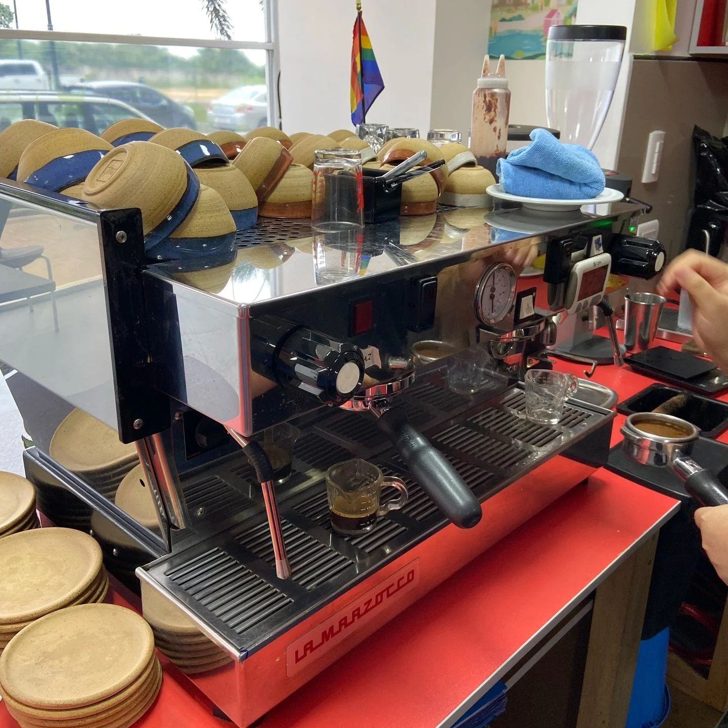 Esta es la vista que tenemos cuando preparamos tu caf&eacute; 😄☕️🧊

Concentraci&oacute;n, hielo, espresso doble 

y la intenci&oacute;n de que sea el mejor momento de tu d&iacute;a 💖

Vis&iacute;tanos de Miercoles a Domingo 🤩

#SutroCafe
#IcedLat