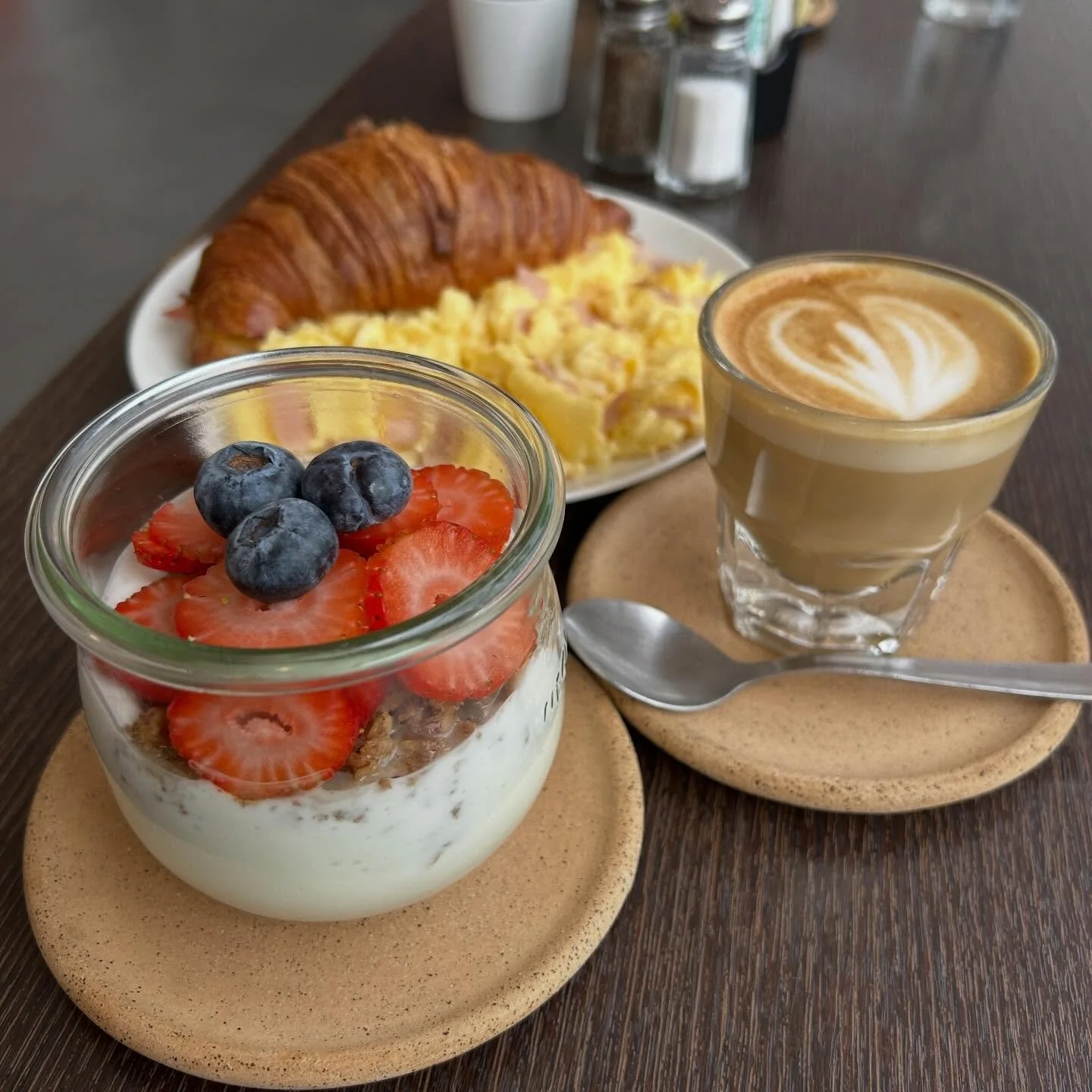 Lo comida m&aacute;s importante del d&iacute;a, pero recuerda siempre acompa&ntilde;arla con tu caf&eacute; favorito! ☕️🙂&zwj;↕️

Nos vemos de mi&eacute;rcoles a domingo! 😋

📸 Granola, Breakfast Croissant, Gibraltar