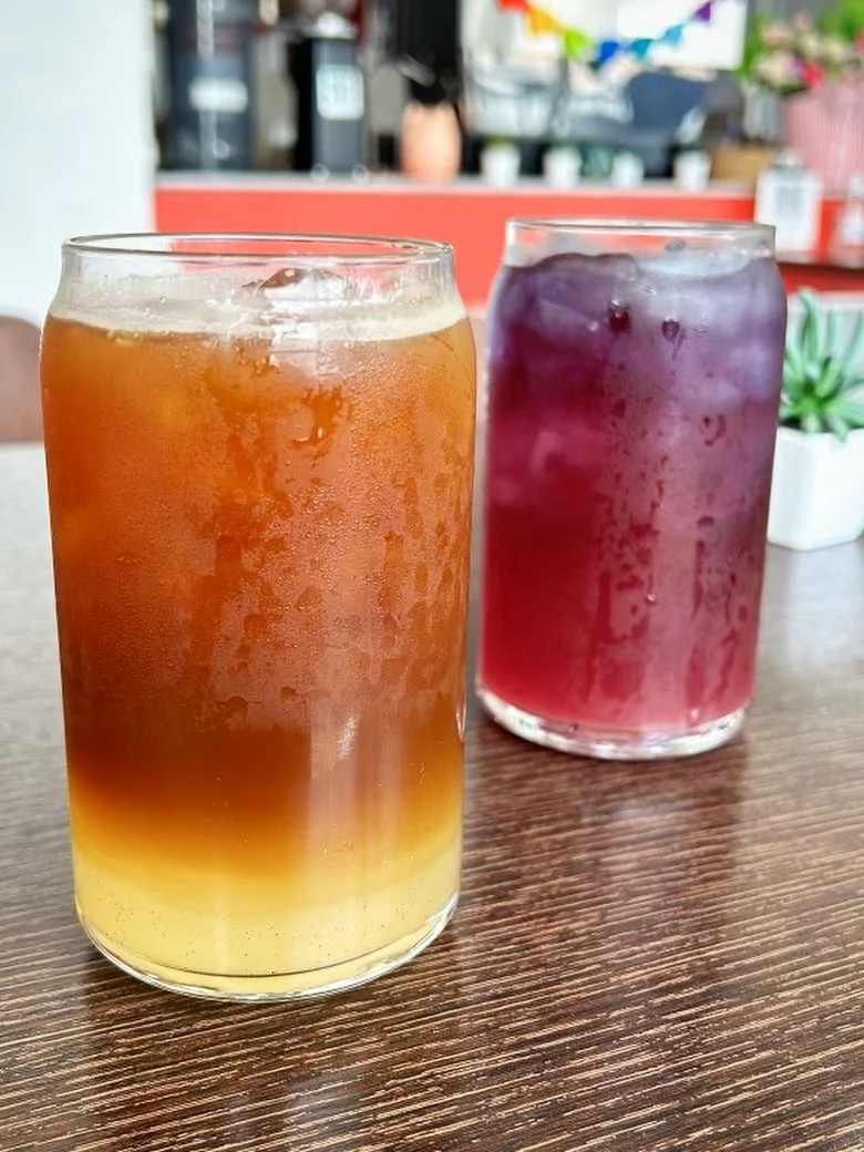 POV: hace calor en GYE 🥵🌞 y te pides los palmers 🍋

Nuestros favoritos del momento (y de ustedes tambi&eacute;n porque no dejan de pedirlo)

☕️🧊🍋Americano Palmer: mitad caf&eacute;, mitad limonada. Refrescante, intenso y adictivo

🦋 Butterfly P