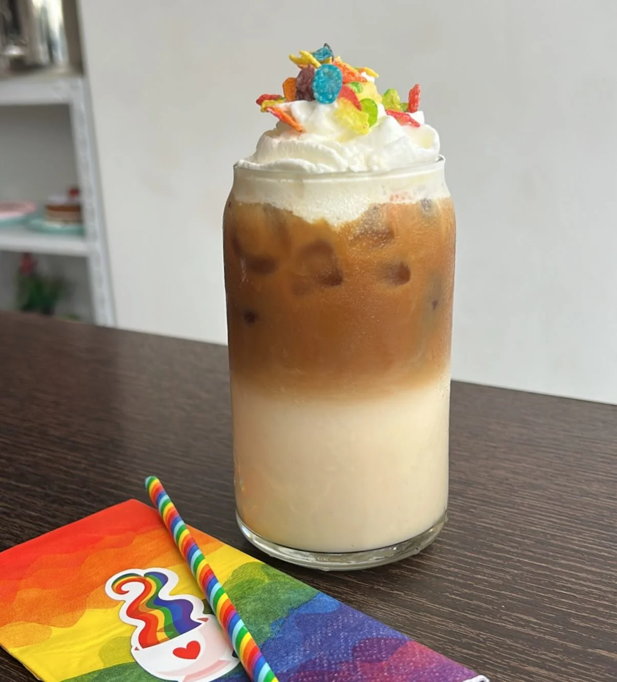 ✨Fruity Latte✨

Sirope de cereal Fruity Pebbles, espresso doble, leche, hielo, topped con crema batida y Fruity Pebbles! 🥣☕️💕✨

Disponible: TODO JUNIO o hasta agotar stock 🌈✨

Nos vemos de mi&eacute;rcoles a domingo! 

📸 Fruity Latte (junio 2026)