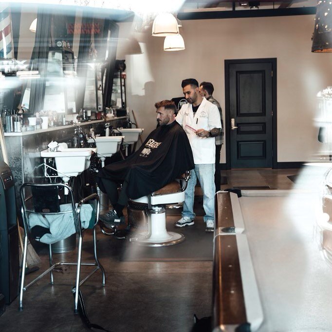 I love this picture through the glass looking in, capturing this from the outside @bulwarkbarber @brookslaich 
.
.
.
#bulwarkoriginalbarber #bulwarkbarber #bulwarkbarbershop #underratedbarbers #babylisspro_barberology #babyliss4barbers #mizutanisciss
