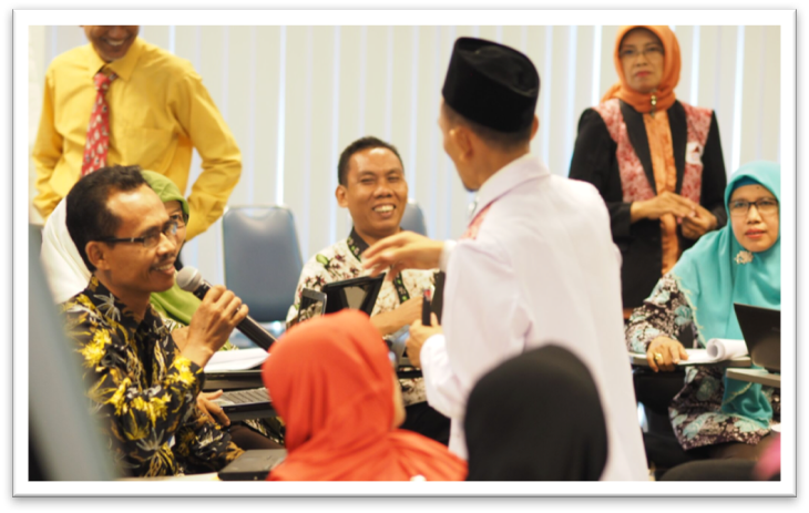 Pak Nur inspires other teachers during a workshop on creating and utilizing whiteboard animation as teaching aids, organized by the Kudus Teacher Learning Center.