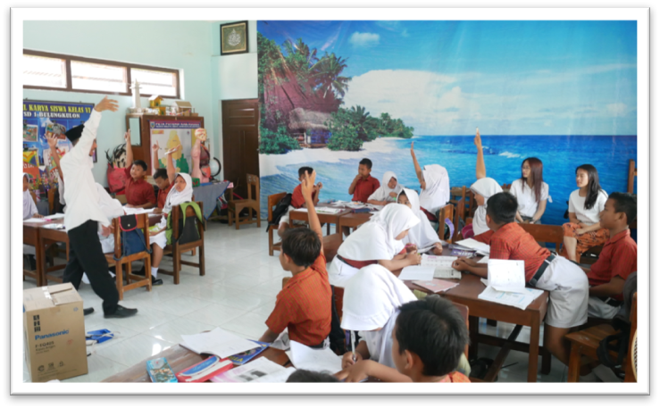 Pak Nur in action at school.