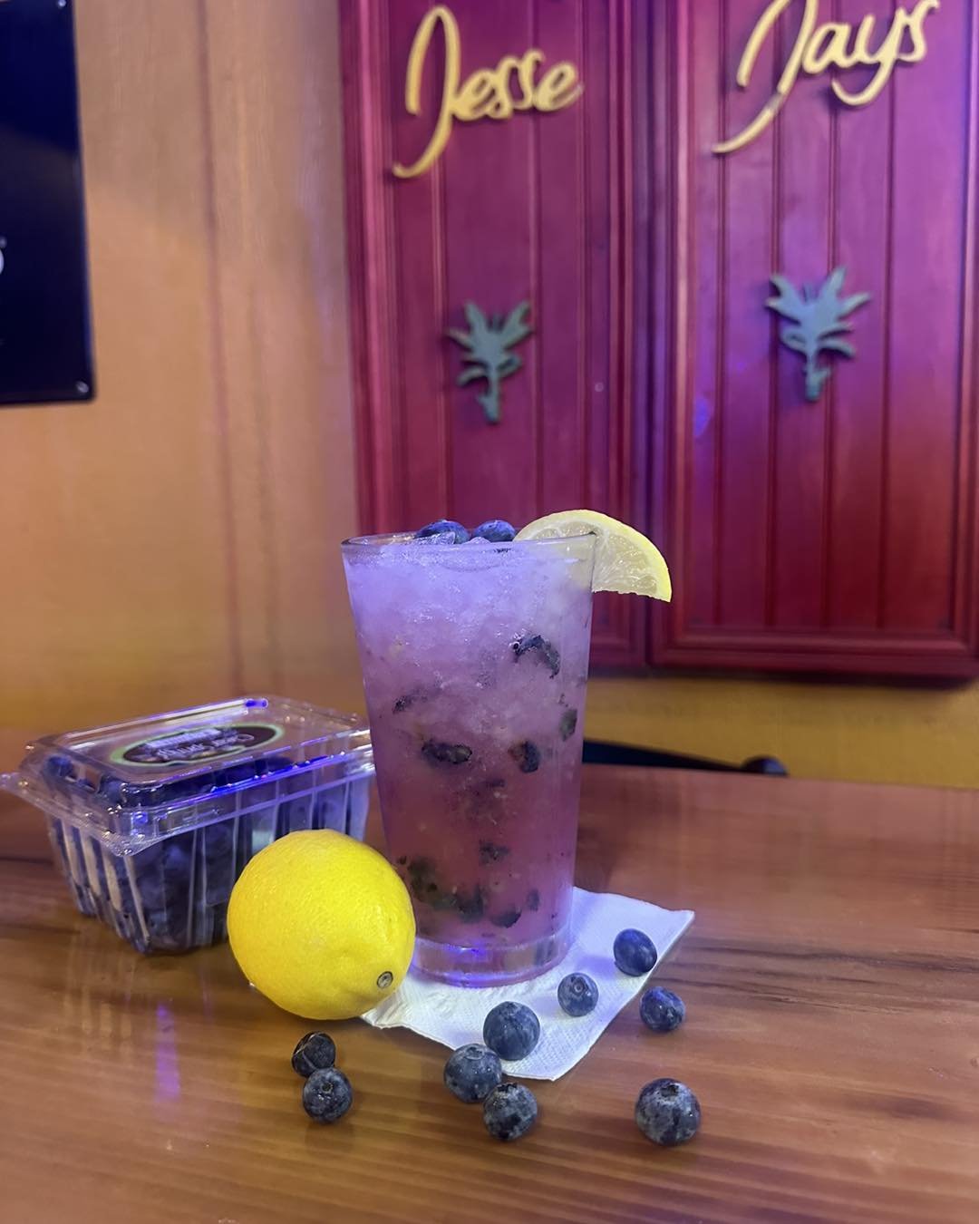 🍹✨ It's the weekend, and our fabulous bartender Jamey has whipped up something special just for you! Introducing the Blueberry Crush &ndash; perfect for kicking off the weekend! Come and join us for a taste. Cheers! 🥂

#JesseJays #ElSwampo #Blueber