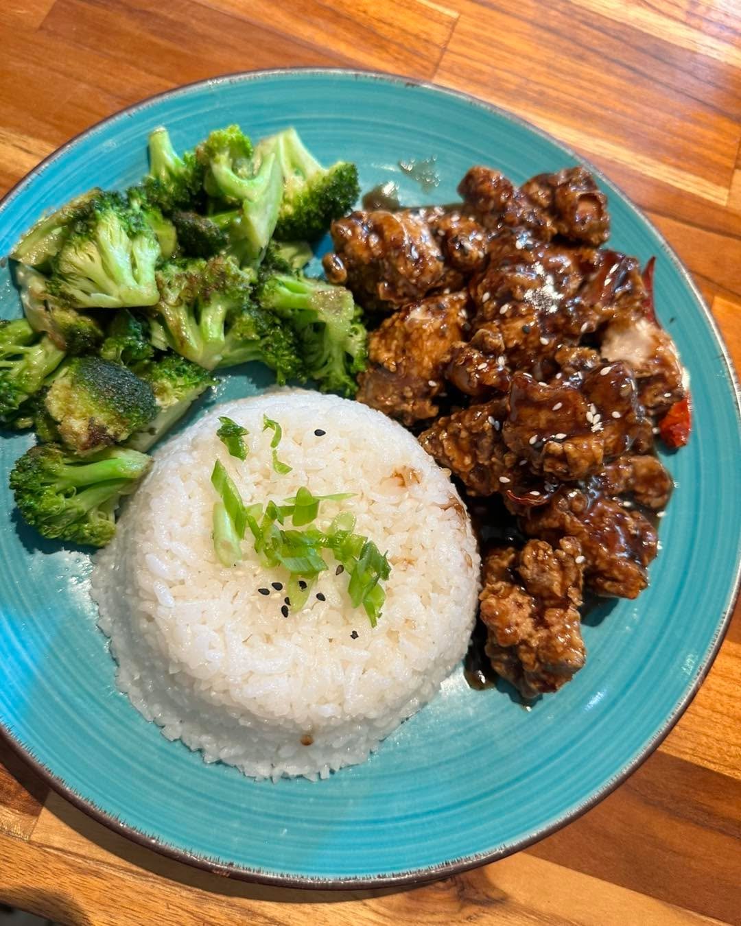 Why wait a whole year?! 🥢🔥 It&rsquo;s been about 6 months since Chinese New Year, so we figured a halfway celebration was in order! 🧧🎉

Chef brought back a favorite from February &mdash; General Tso&rsquo;s Chicken! 🤤 Crispy, saucy, sweet, spicy