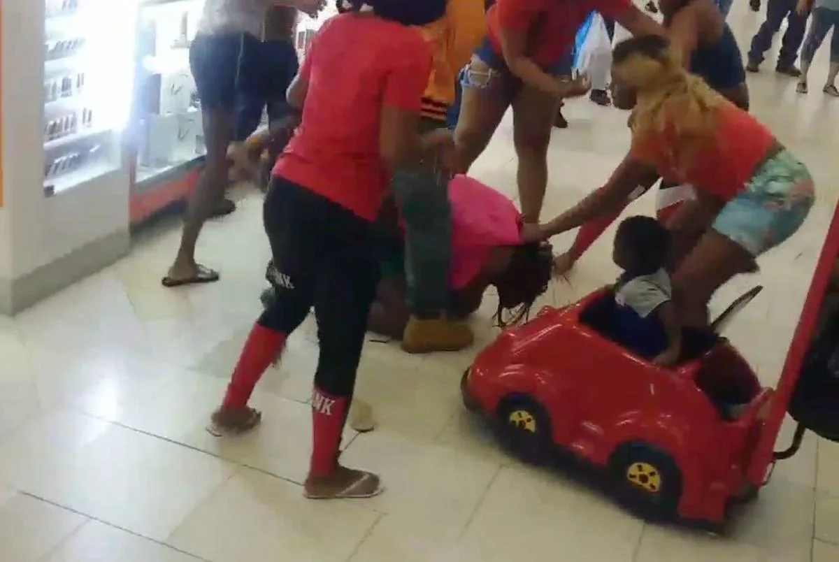 Brawl In The Mall Over Victoria's Secret Bras!!!