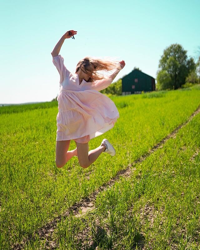 1 juni, &aring;rets f&oslash;rste sommerdag! Hva er vel bedre enn &aring; danse i en rosa kjoledr&oslash;m p&aring; en gr&oslash;nn &aring;ker? -annonse- Kjolen er fra  @karenbysimonsen #karenbysimonsen