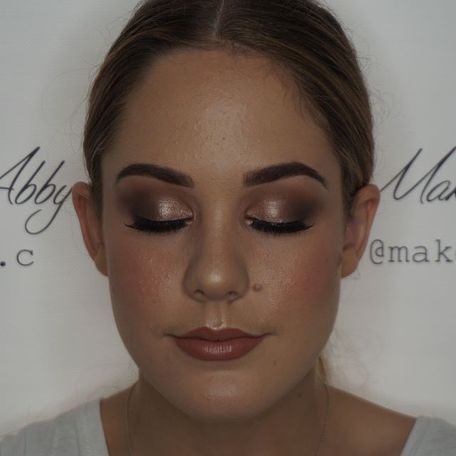 Another pic of the gorgeous @lucindaa.simmons ✨😍
SWIPE <—— for the before pic ✨
#makeupartist #mua #rockhamptonmakeupartist #formalmakeup #birdalmakeup