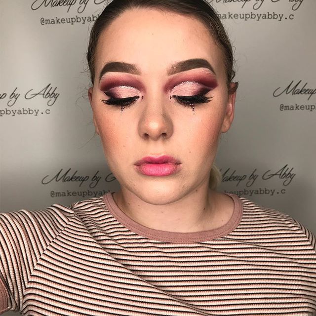 Pink 💕🐙 #mua #makeupartist #pinkeyeshadow #rockhamptonmakeupartist #makeup #cutcrease #doublecutcrease #glitter #glammakeup