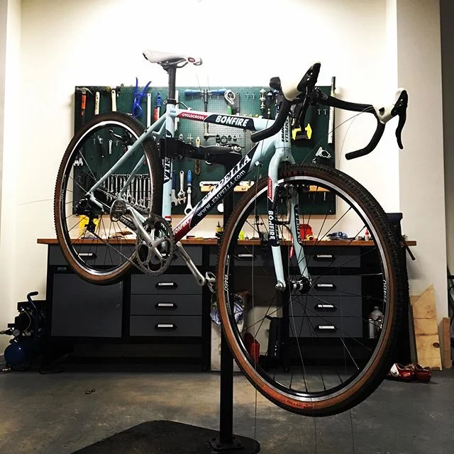 Almost ready, almost vintage! Almost having fun! #empellabonfire #ankievangrunsven prep for #pathfindergiro @pathfinder_giro #✌️brakesforever #wtbriddler (which fits) #dtswisswheels #campa #yolo #liebesrad #eindhovencity