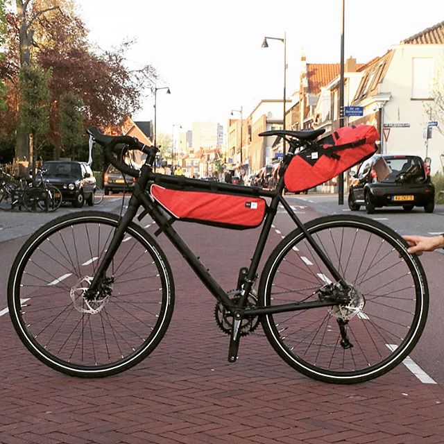 Celebrate spring. Ride as you are! #eindhovencity #commuterbike #liebesrad #konadew #konarove #weloveyourbicycle #springrolls #papadag @pedaledjapan @bobike_international @konabikes