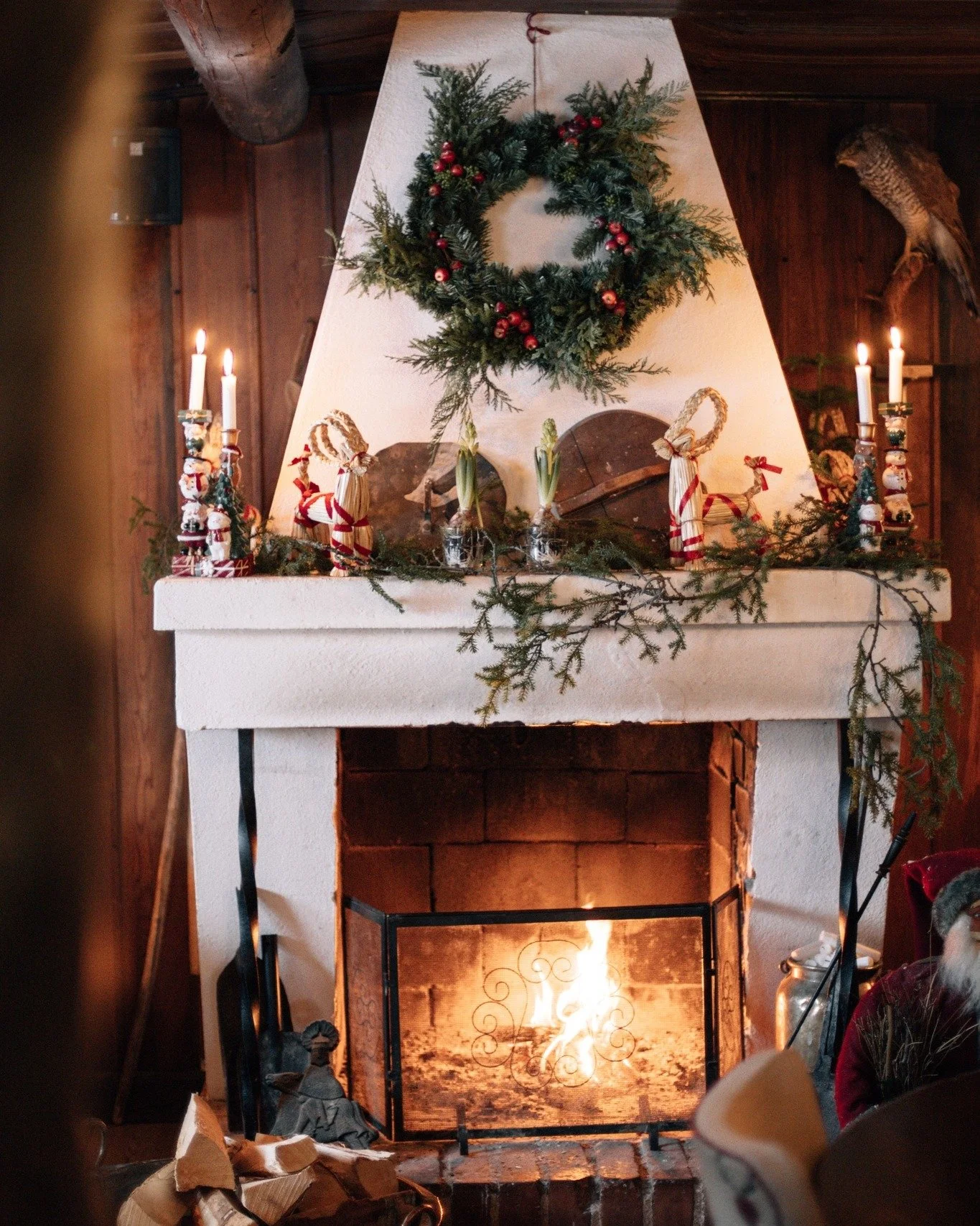 Vi längtar efter att tända brasan, lägga upp sillen och hälsa er välkomna till årets julbord på Gammelgården. 27 november–20 december, samt på julafton.
Här serveras julen på vå