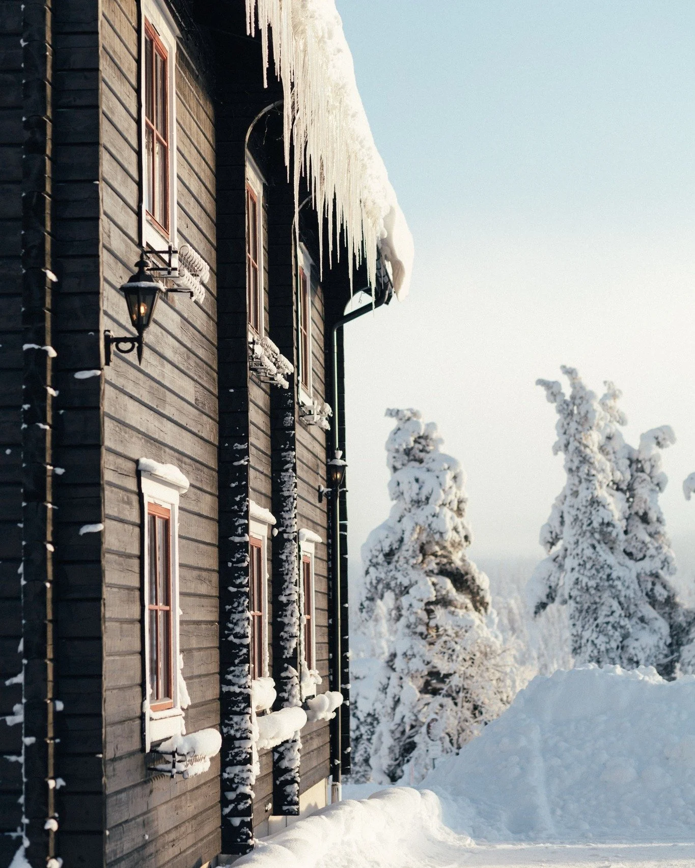 Utanför dörren väntar äventyr som snöskovandring, turskidor, längdskidspår och hundspann. Inne väntar värmen, vår Midvintermeny, sprakande brasor och kvällar där tiden får gå l