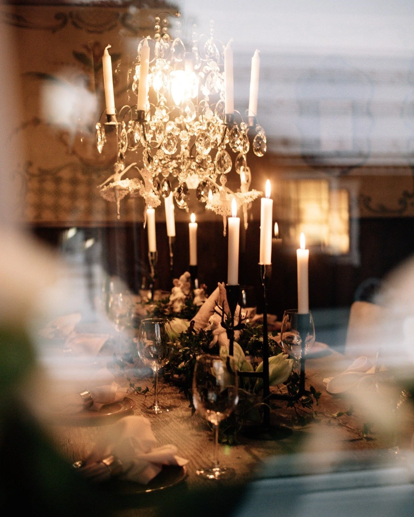 Är ni ute efter en julmiddag för ert företag?
Här serverar vi vårt klassiska och hemlagade julbord i en miljö som osar historia ❤️ Här finns plats för både skratt, kollegor och de där viktiga samta