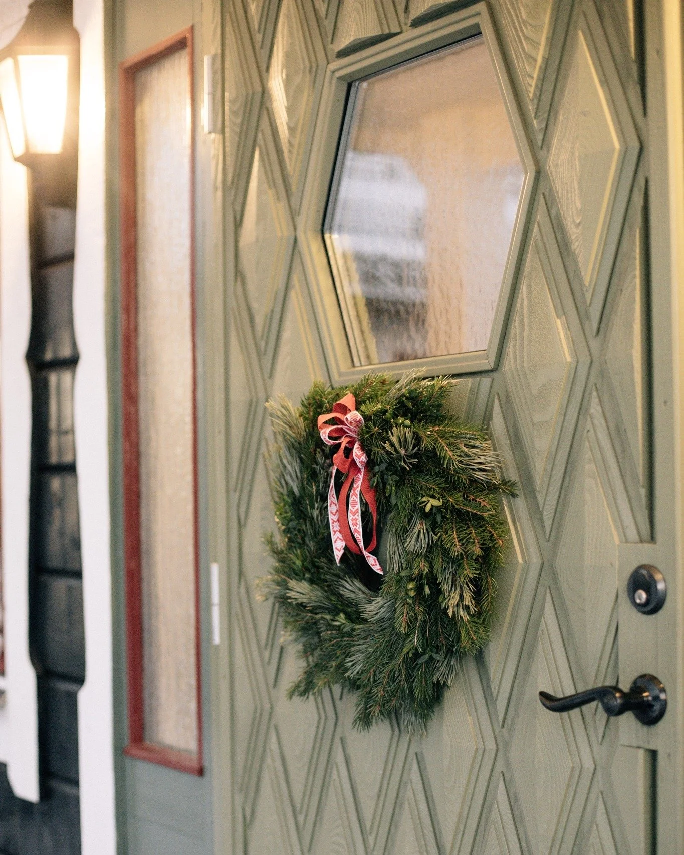Två månader kvar till julafton och vi börjar faktiskt känna det där pirret i magen redan nu... ❤️
Ni som har varit hos oss på Gammelgården under juletider vet nog precis vad vi menar. Doften av granris, brasan s