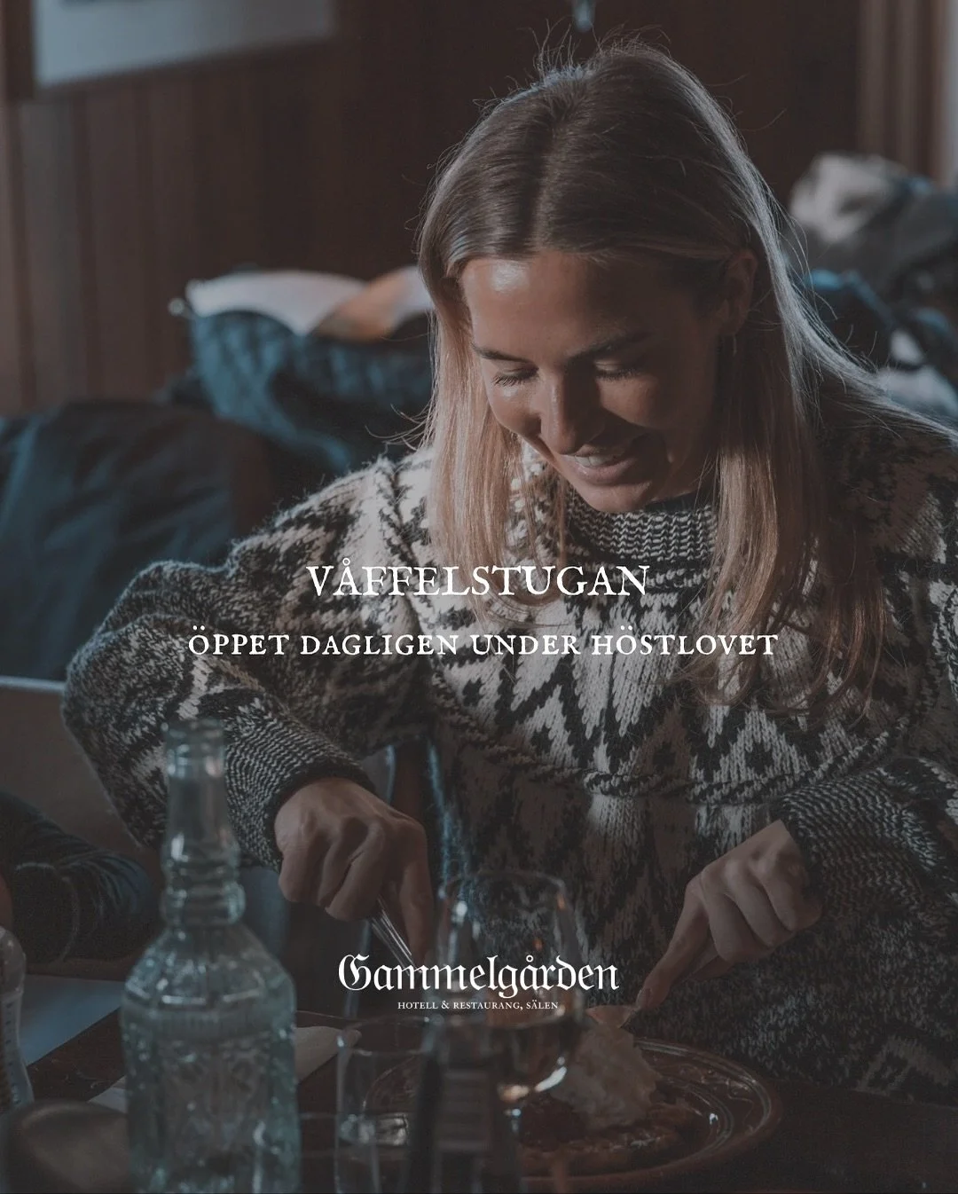 Kom in och värm dig vid elden, njut av en nygräddad våffla eller vår otroliga hemgjorda gulasch under höstlovet! 🍂 
Vi har öppet hela nästa vecka 12.00-16.00 🥰