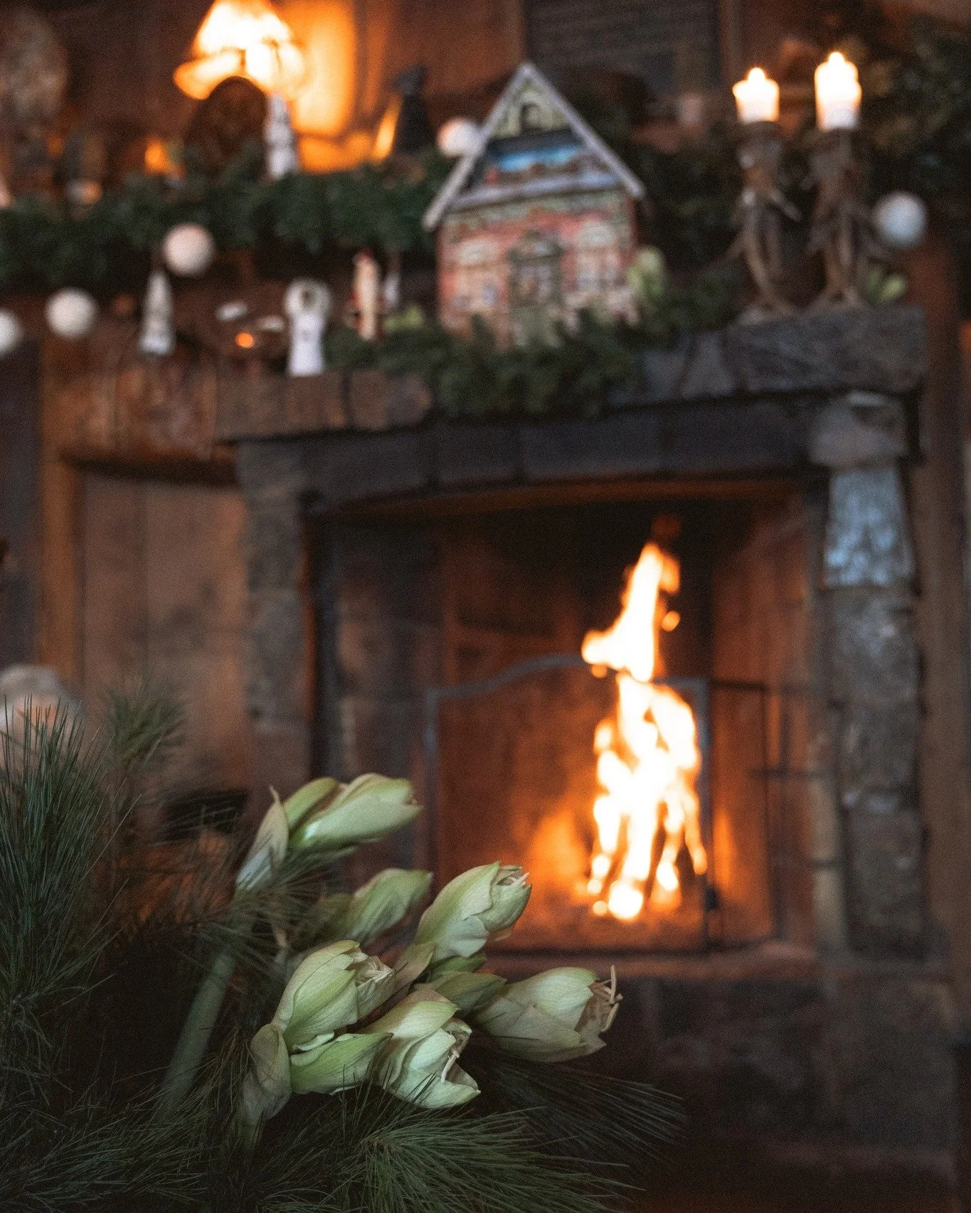 T&auml;nk er att sl&aring; er ner framf&ouml;r den &ouml;ppna brasan, medan sn&ouml;n sakta faller utanf&ouml;r f&ouml;nstren. H&auml;r serveras ni till bords fem serveringar med &ouml;ver 40 r&auml;tter som h&ouml;r julen till. Kallskuret av bj&ouml