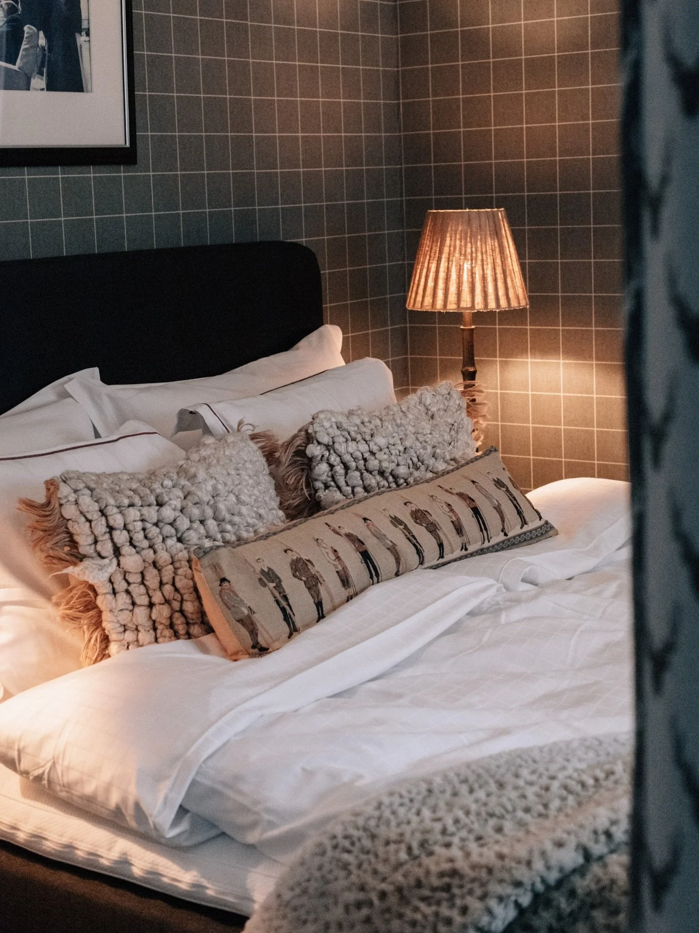 Deth&auml;r k&auml;nns faktiskt som en liten julklapp, att &auml;ntligen f&aring; visa upp Villa Backner 💌 

Varmt v&auml;lkommen att uppleva g&aring;rdens nya svit i vinter, vi ser s&aring; mycket fram emot att checka in er h&auml;r!🥰

L&auml;s me