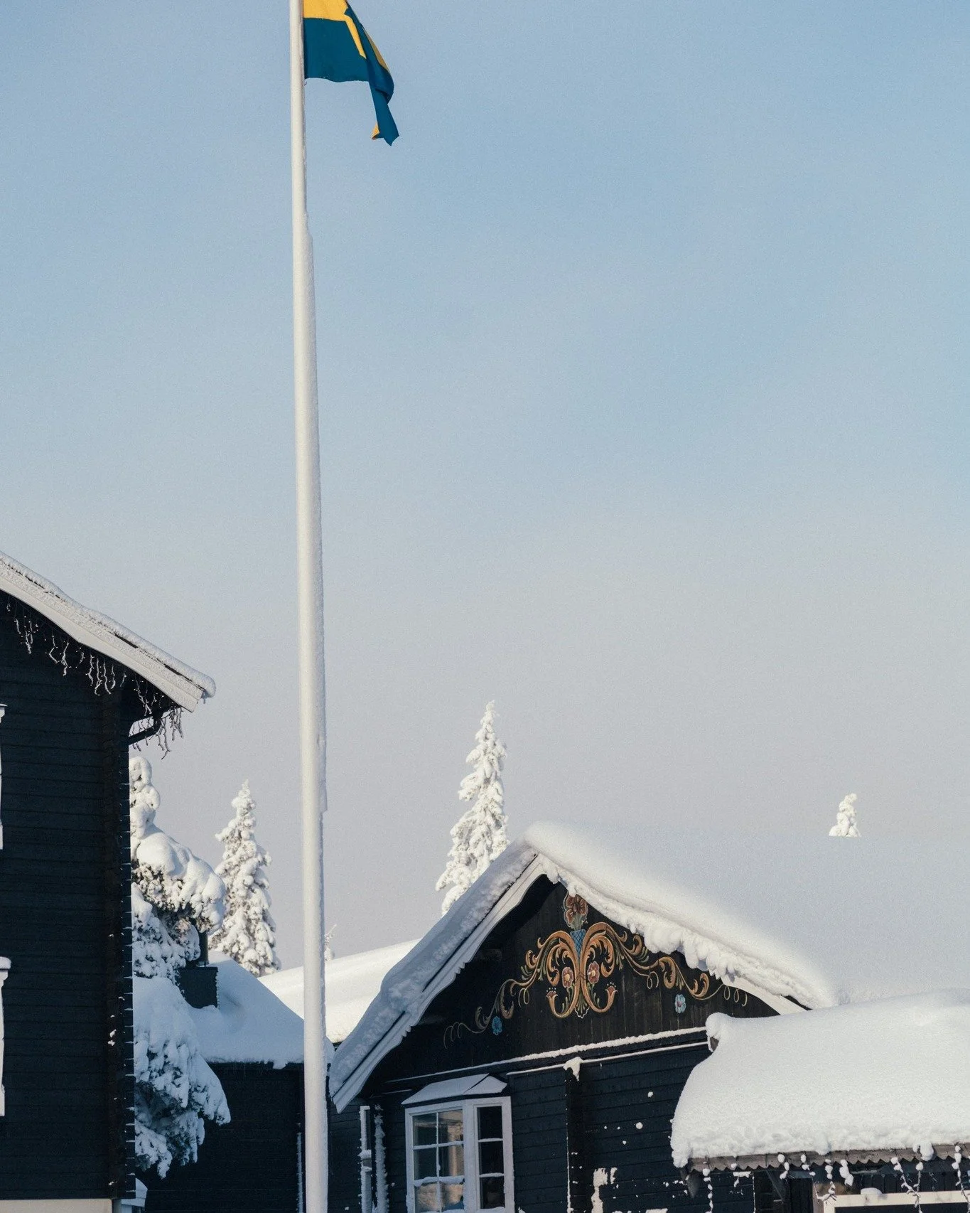 I v&aring;ra hotellrum v&auml;ntar den d&auml;r genuina fj&auml;llk&auml;nslan som g&ouml;r att man automatiskt andas lite lugnare, kanske k&auml;nner ni igen det ni som bott hos oss? 🤍
Perfekt efter en dag ute, ni vet, bara att krypa ner, tina upp 