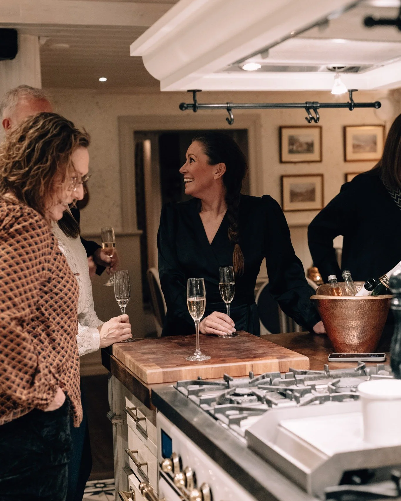 Vi tycker om n&auml;r det k&auml;nns personligt.
F&ouml;r mindre s&auml;llskap eller konferens passar v&aring;r nya l&auml;genhetssvit p&aring; g&aring;rden perfekt.
Kv&auml;llen kan b&ouml;rja med en f&ouml;rdrink i huset, innan ni tar n&aring;gra s