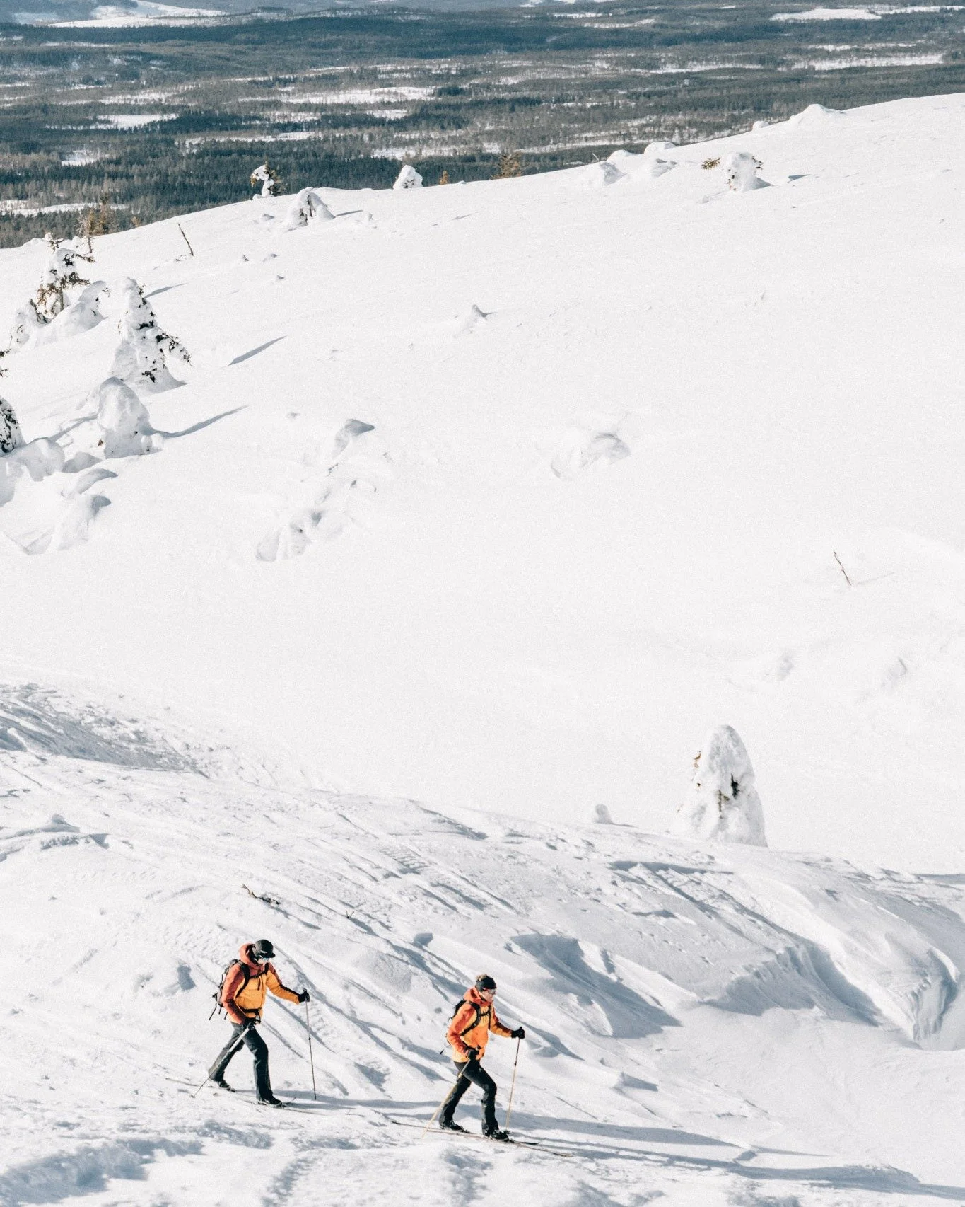 &Aring;k till fj&auml;llen och fira &aring;rets f&ouml;rsta l&aring;nghelg p&aring; Gammelg&aring;rden S&auml;len 🌞💛
K&auml;nn solen v&auml;rma ansiktet, doften av solskydd, l&aring;nga skiddagar och lugnet som bara fj&auml;llet kan ge.
L&auml;s me