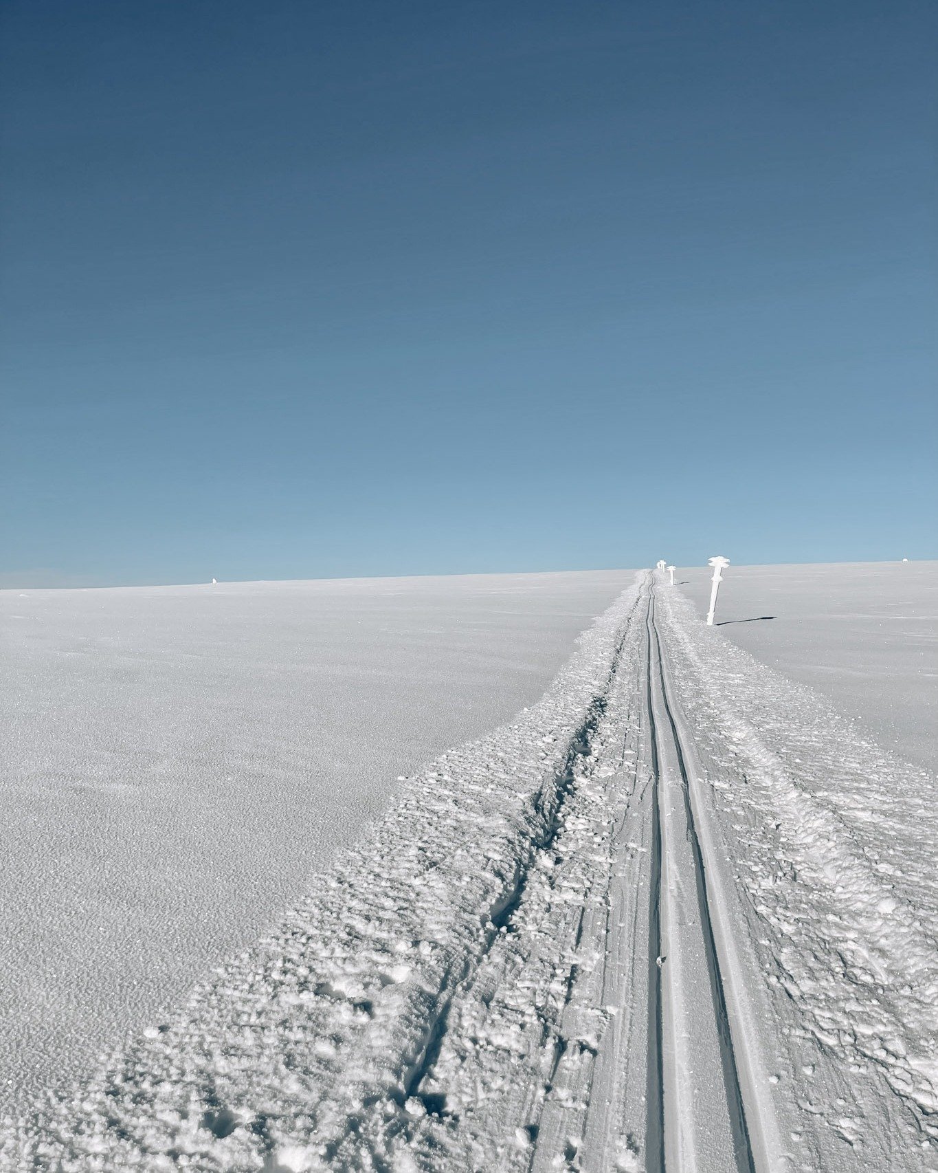 Allt du vill ha f&ouml;r att avsluta vinters&auml;songen p&aring; topp, v&aring;rskid&aring;kning med Mattias Svahn ☀️☀️
L&aring;nga skiddagar med perfekta sp&aring;r och skidpass med coach som visar dig allt fr&aring;n teknik till bara ren njutning 