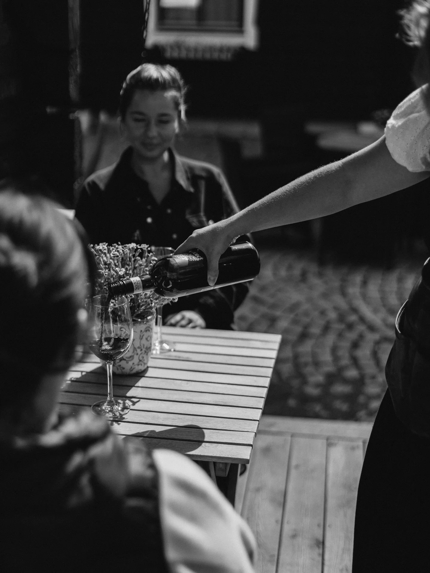 Vi s&ouml;ker erfaren servis till sommaren 🌿

Sommaren h&auml;r p&aring; g&aring;rden &auml;r n&aring;got alldeles speciellt och till v&aring;r viltrestaurang kommer g&auml;ster fr&aring;n hela landet f&ouml;r maten, vinerna och den personliga servi