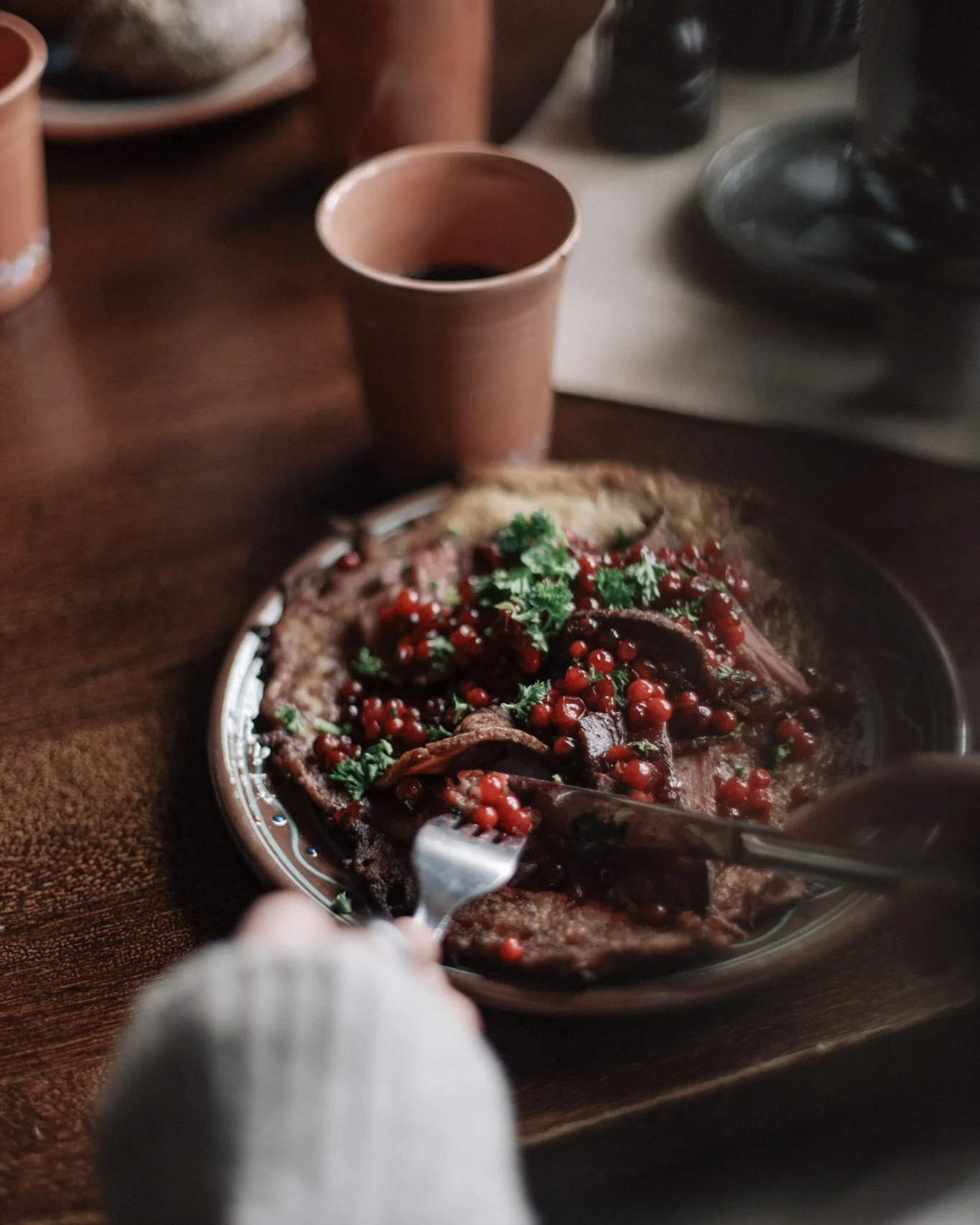 Det har blivit tystare p&aring; fj&auml;llet nu. Det &auml;r den d&auml;r speciella tiden, den femte &aring;rstiden n&auml;r solen b&ouml;rjar v&auml;rma ordentligt men sn&ouml;n ligger kvar. 

Vi njuter av att tempot g&aring;tt ner och att dagarna b