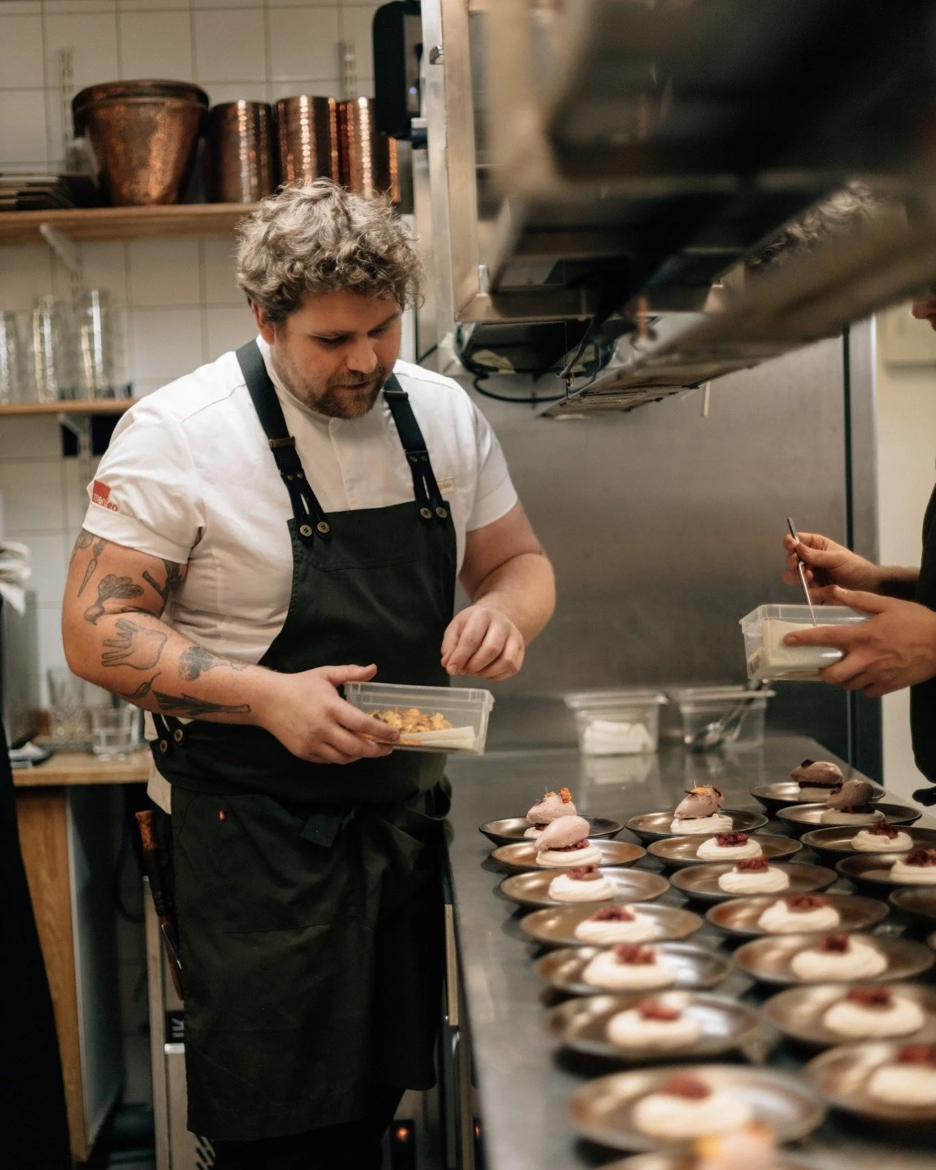 Vi letar efter dig som &auml;lskar gastronomi och vill jobba p&aring; v&aring;r fantastiska g&aring;rd. Som Souschef hos oss arbetar du n&auml;ra v&aring;ra fantastiska r&aring;varor och ibland inspirerande g&auml;stspel. 

&Auml;r det du eller k&aum
