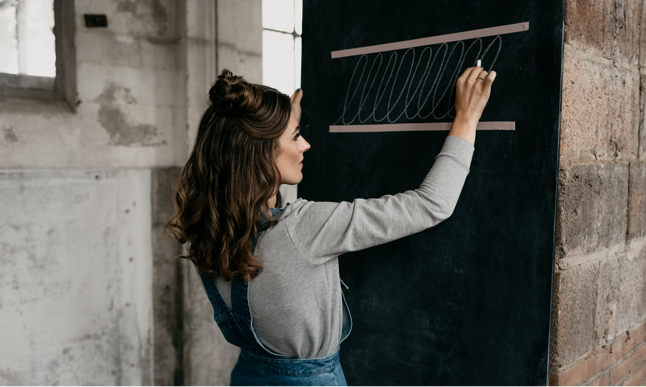 In het ontwerp komen de stoere materialen van krijt samen met de elegante touch van handlettering en kalligrafie.