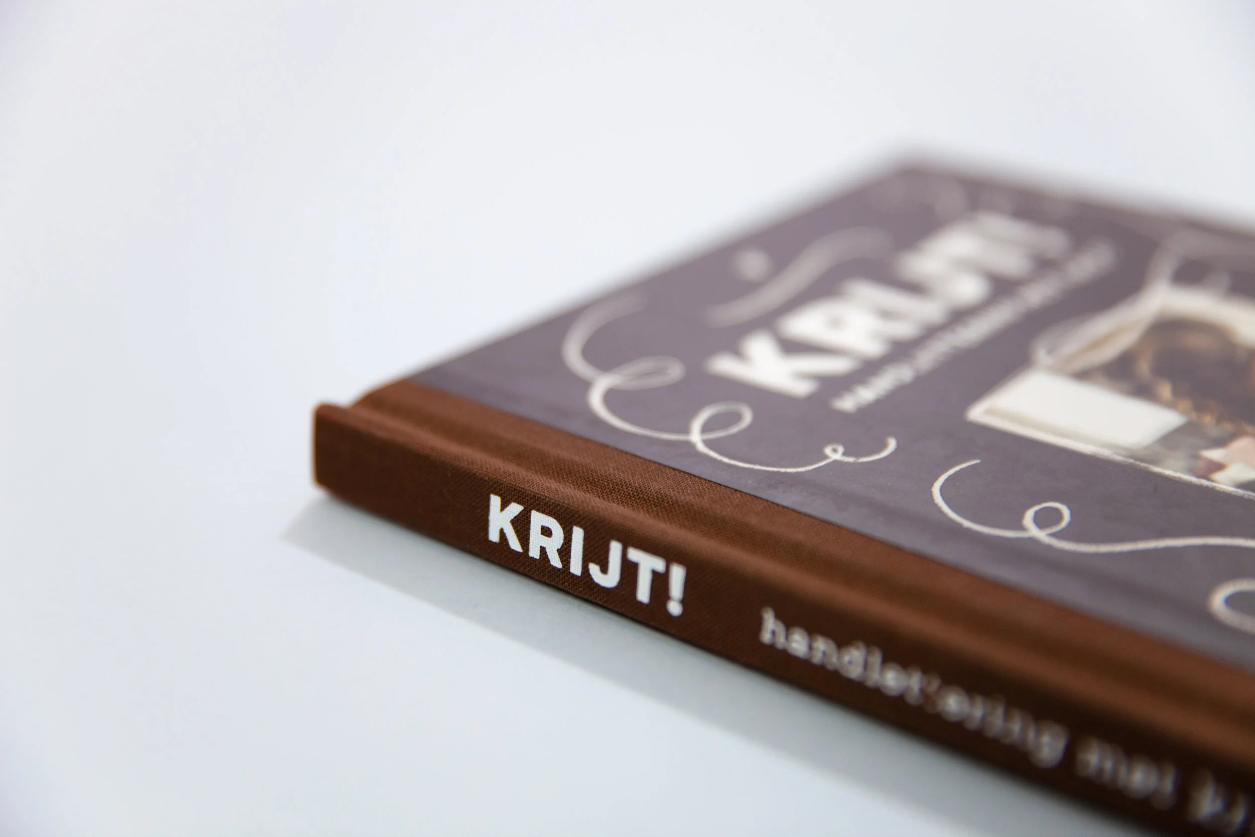 Het boek is luxe uitgevoerd met linnen rug, een voelbaar krijt effect op de cover en zacht milieu vriendelijk papier.