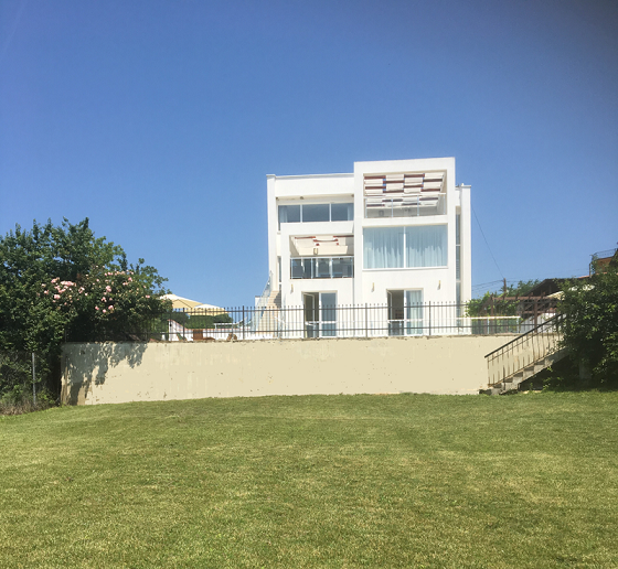 villa with front lawn.png