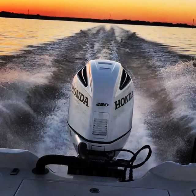 This a beautiful and strong running Outboard engine

HONDA BF250 Special edition on a super clean Rig.
Thanks to Chis Edwards... @hondamarine_usa ⚓️
⚓️
⚓️
#fcjmarine #Hondamarine #HondaOutboards #hp #sport #boatlife #fishing #hondamarine #boatservice