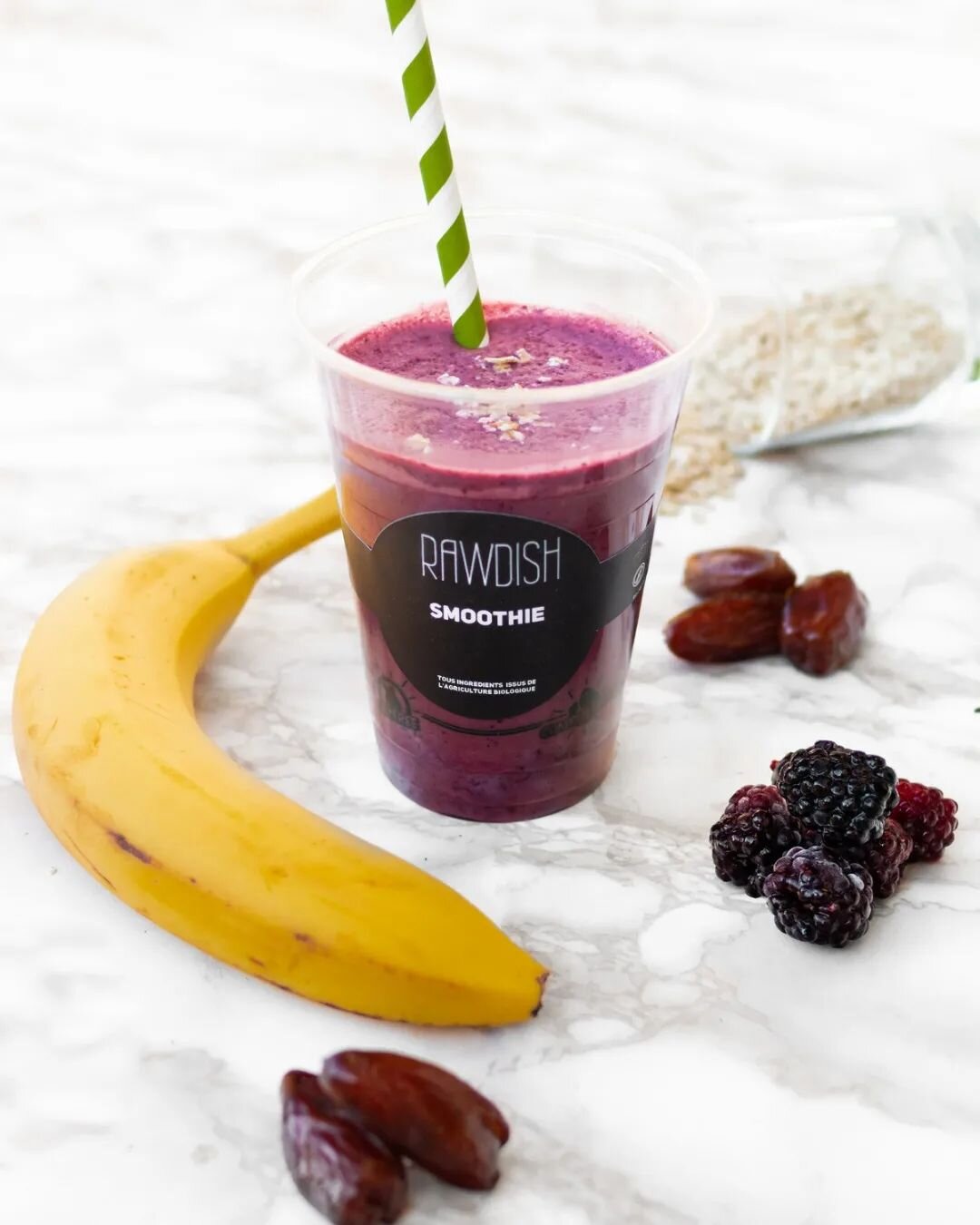 Starting a balanced week right 😎🌤️ with a smoothie on each hand! 😝 Happt Monday people!

#getrawdish #mondaymood
#bio #healthy #go