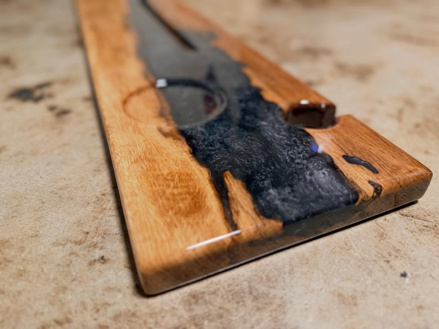 On its way to #germany  Oregon White Oak and @superclearepoxy deep pour and bar top with @ecopoxy caviar pigment.  #bathcaddy #hearthandle #black #resin