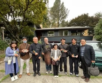 Was a total honor to have this tour group from Japan visit the shop last week. Particularly because the group included members of the @fukumoku.kabuchi company that does phenomenal woodworking, everything from temple ceilings to mouse pads.  A day I 