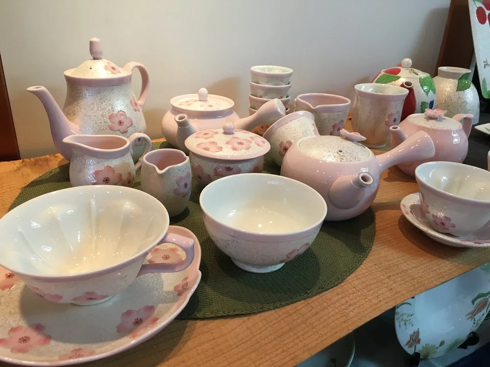 Tasei Kiln 田清窯 has beautiful cherry blossom wear.