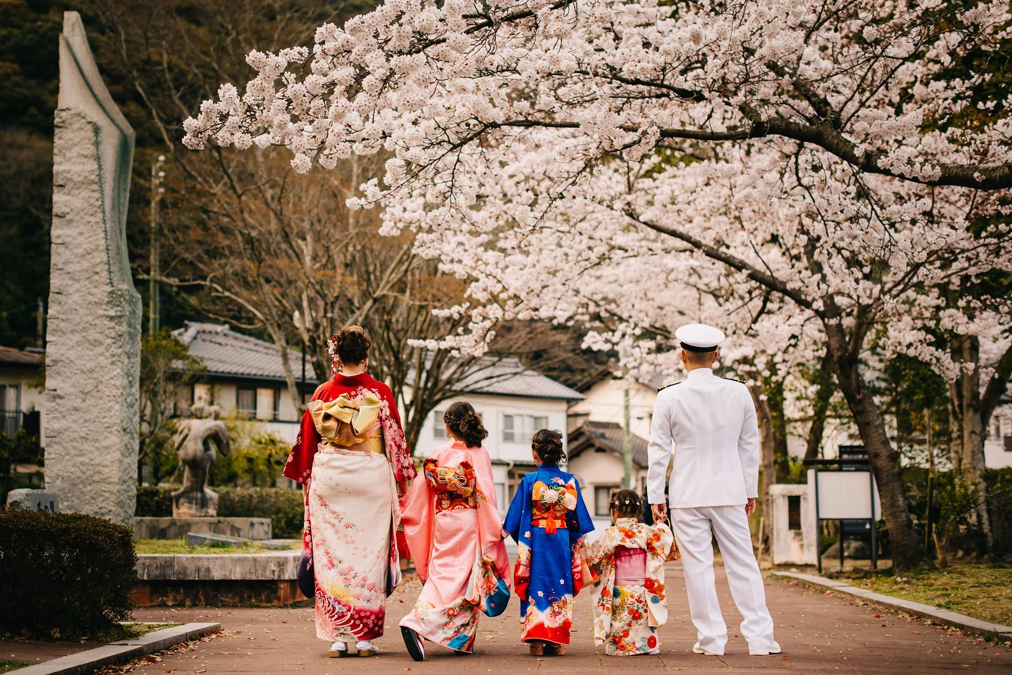 Take the photo of a lifetime while here in Japan with the family in kimonos on location! Amazing photography by: Eve & Juniper Studios