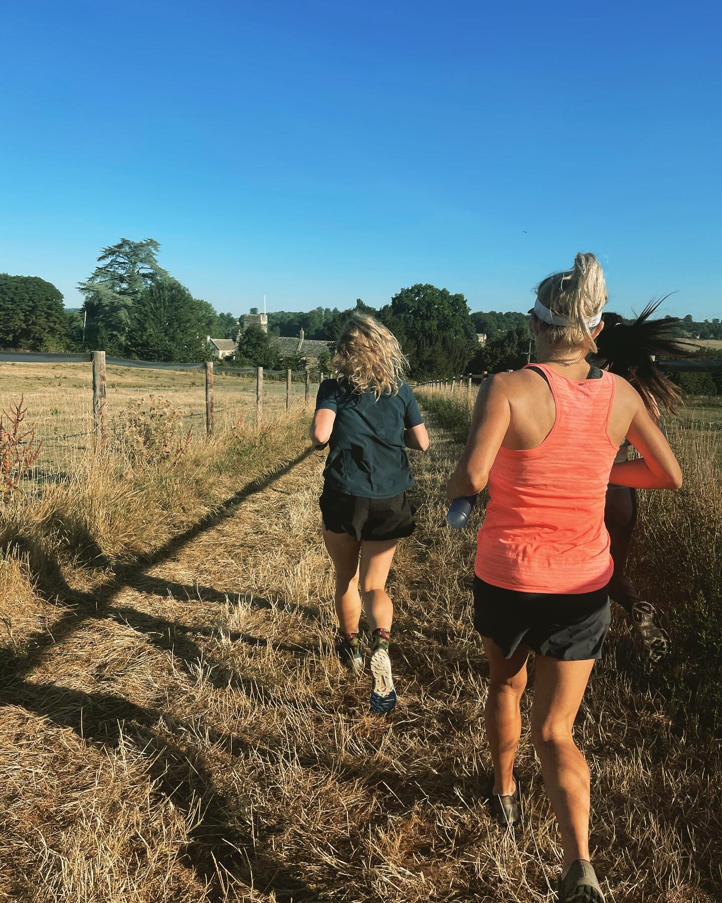 Day 2 🌾🌾
Cool places we ran in 2022 
The Cotswolds!

#jogging #england #trailrunning #newfriends #trailchix #trailrunning #trails #run #friendsthatjog #training #fitnessmotivation #fields #runsploring