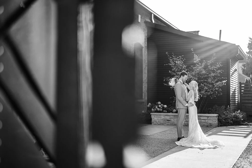 Happy Monday! While it&rsquo;s cold outside I&rsquo;m just remembering warmer wedding day and pretty light at The Ellis 🫶🏽
