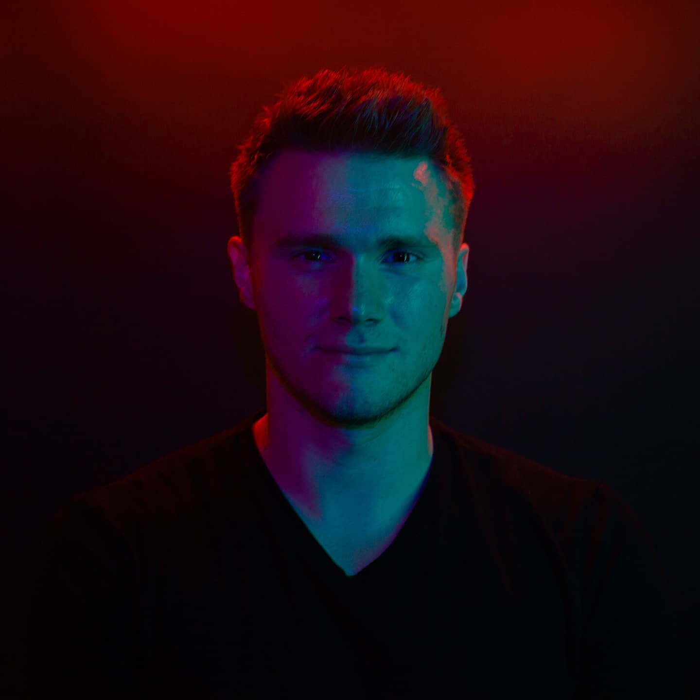 hey have an edgy press shot i was meant to post a long time ago

fyi i released my debut ep last week, my sound is going a lot darker and im proud of how it's taking shape. take a listen, lmk what you think. hope you vibe with it ✌

i also turned 26 