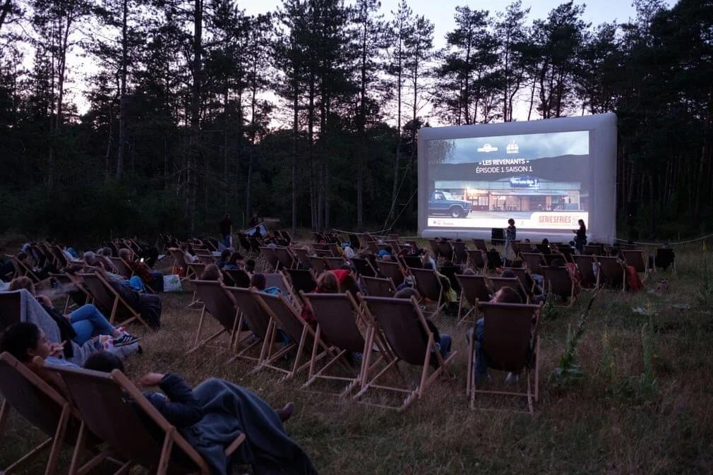 Fontainebleau, França  Cinema ao ar livre na floresta de Fontainebleau.  Foto: Vincent Loison / SIPA / Rex / Shutterstock