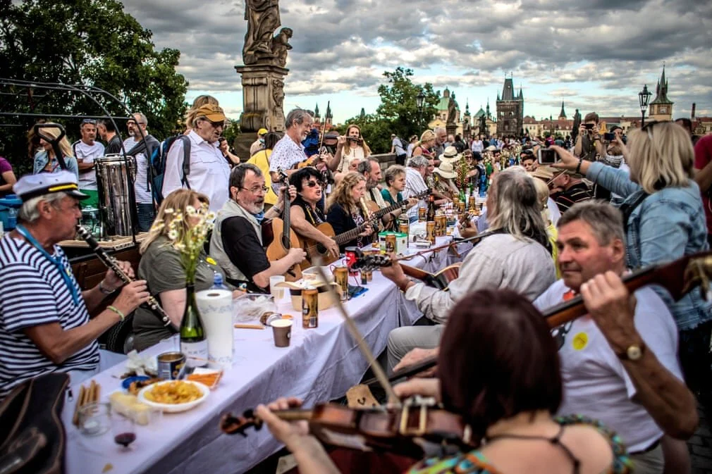 Praga, República Tcheca  Tchecos montam mesa de 515 metros de comprimento abrangendo toda a icônica Charles Bridge para celebrar o fim da quarentena.  Foto: Martin Divíšek / EPA