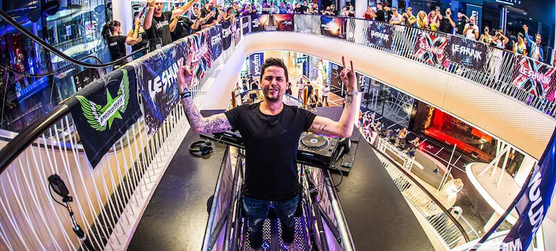 Frankfurt, Alemanha  Com cabines de DJ montadas nas escadas rolantes de 42 metros do MyZeil, o BigCityBeats levou a música para um shopping de Frankfurt.  Foto: BigCityBeats