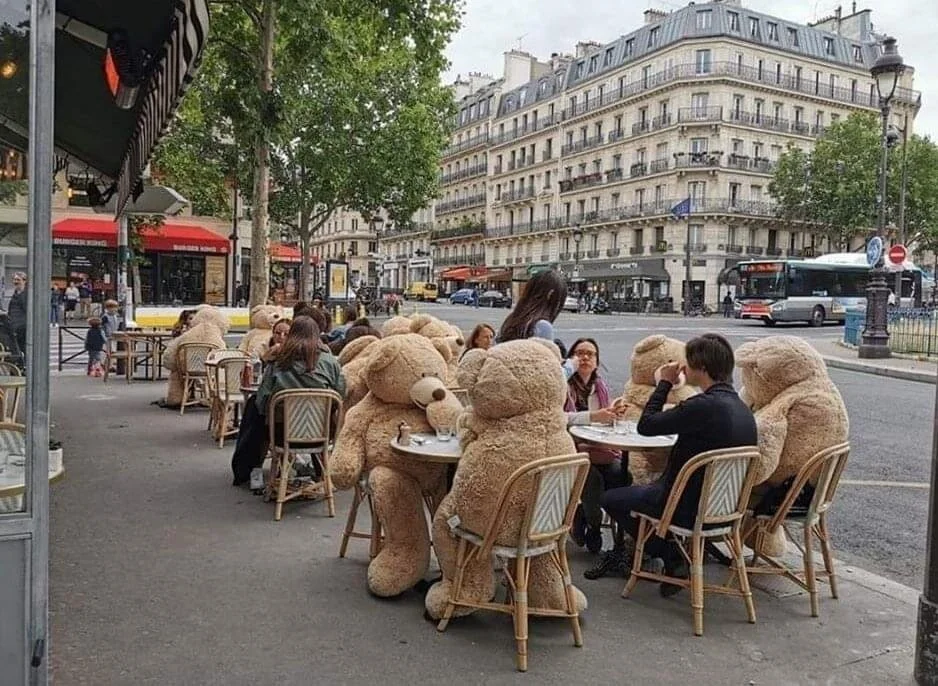 Paris, França  Café em Paris utiliza ursos de pelúcia gigantes para mostrar o distanciamento social.  Foto: r/pics