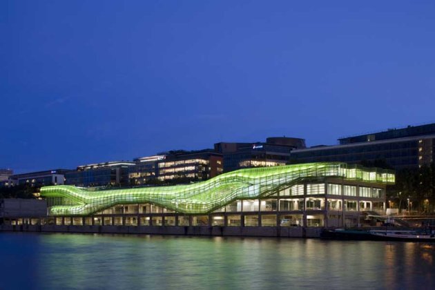 Paris, França  Paris abre a cidade do techno, um espaço aberto de 5.000m2.  + infos:  https://www.instagram.com/border_city_events/