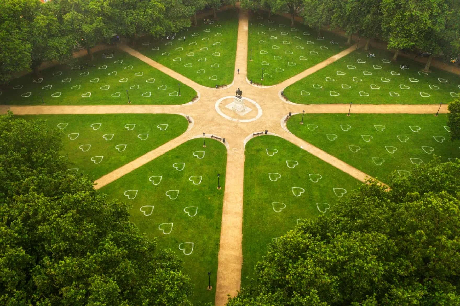 Bristol, Inglaterra  Corações para distanciamento físico foram pintados na Queen Square, quando a cidade lançou o Bristol Together, uma iniciativa para reabrir com segurança a cidade.  Foto: Paul Box / PA