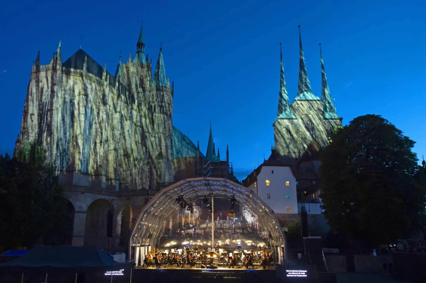 Erfurt, Alemanha  Cantores e músicos se apresentaram durante um ensaio para o festival ao ar livre da  Cathedral Steps .  Foto: Jens Meyer / AP