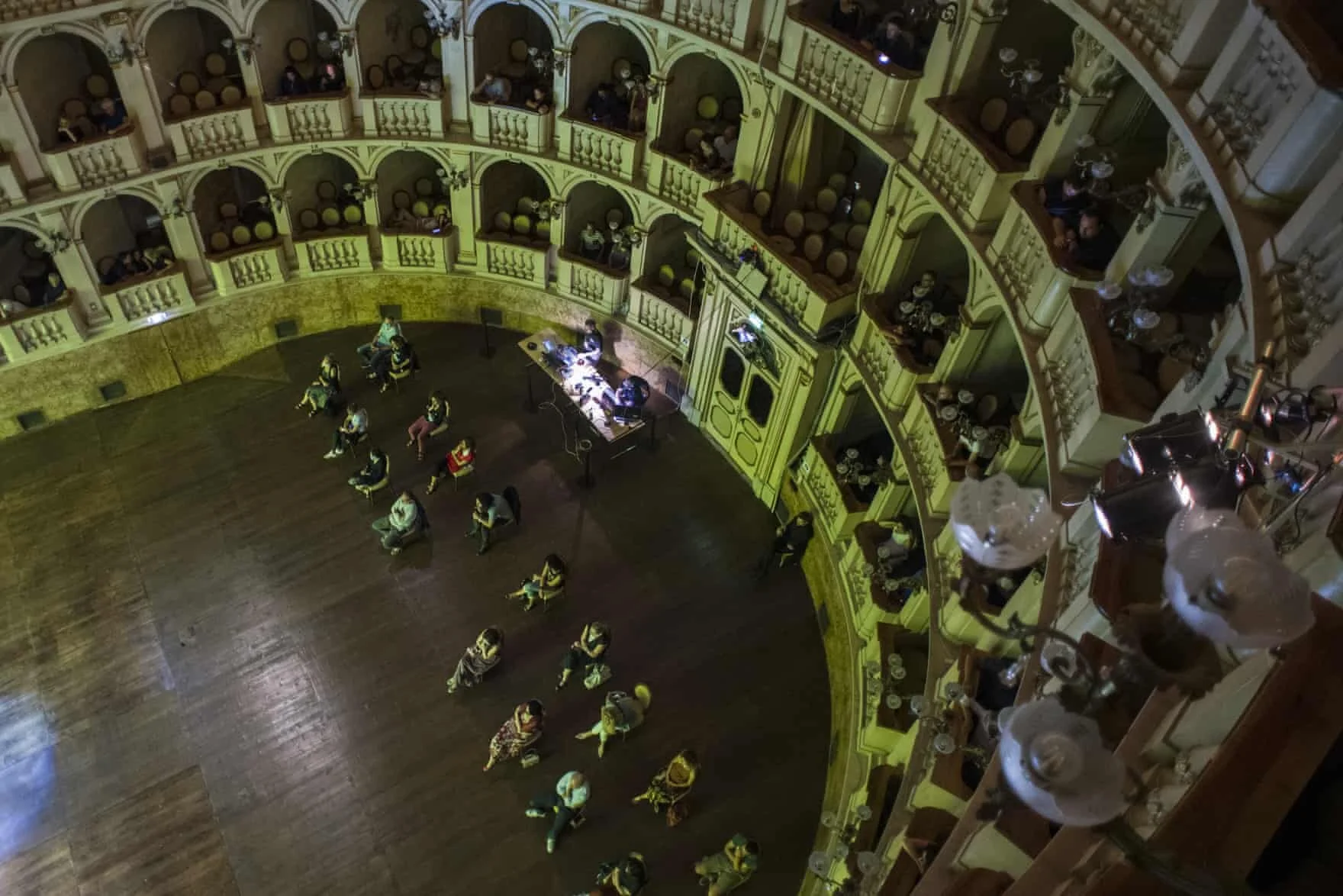 Bolonha, Itália  A audiência de um concerto de Federico Poggipollini foi espaçada para distanciamento social no Teatro Comunale di Bologna.  Foto: Michele Lapini / Getty Images